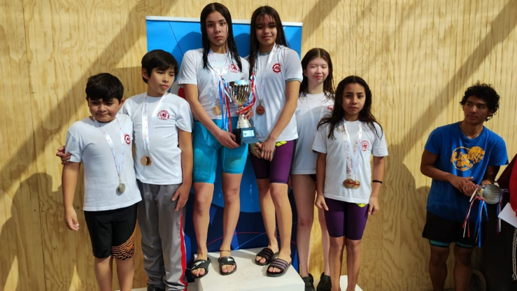 Estudiantes triunfan en campeonato de natación Copa…